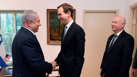 Netanyahu saluda a los enviados de EE.UU. Jared Kushner y Jason Greenbladtt