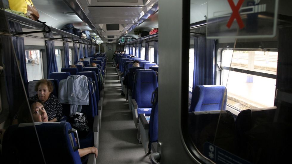 Pasajeros del tren diurno con destino Bilbao, en la estacin de Monforte en una fotografa de archivo