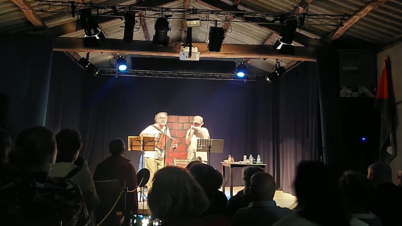 La Savoy Club Big Band abre el Festival MusicaV de Vigo.<span lang= gl >En imaxe de arquivo, actuaci&oacute;n do fot&oacute;grafo, mestre e m&uacute;sico Francisco Pe&ntilde;a Villar, m&aacute;is co&ntilde;ecido como Xico de Carinho, e Servando Barreiro non Teatro d&aacute;s Cortes</span>