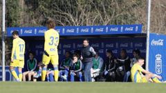 Emilio Ca�edo da �rdenes durante un encuentro