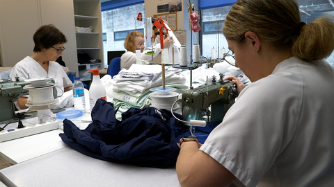 Galicia cuenta con costureras en sus hospitales que prolongan la vida �til de las prendas realizando arreglos a la ropa.