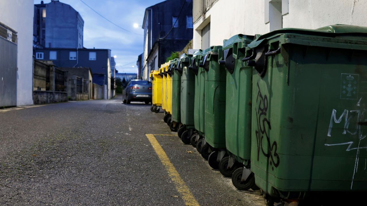 Contenedores en la calle Pedro Cal, en el casco urbano de Guitiriz