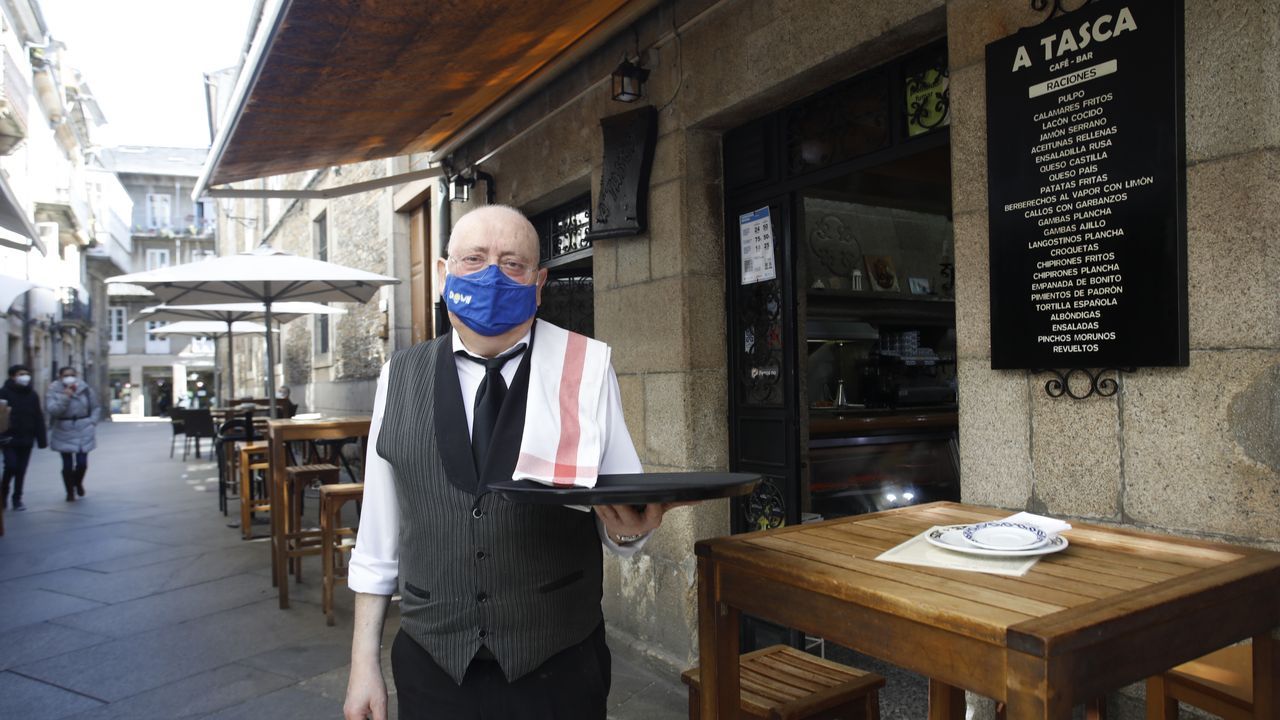Casas Baratas: 90 a&ntilde;os de un barrio &uacute;nico en Lugo.Lu&iacute;s desp&iacute;dese de A Tasca, que pasar&aacute; a mans doutro propietario