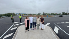 El alcalde de Siero, �ngel Garc�a, y la delegada del Gobierno en Asturias, Adriana Lastra, en la nueva glorieta de acceso a Parque Principado