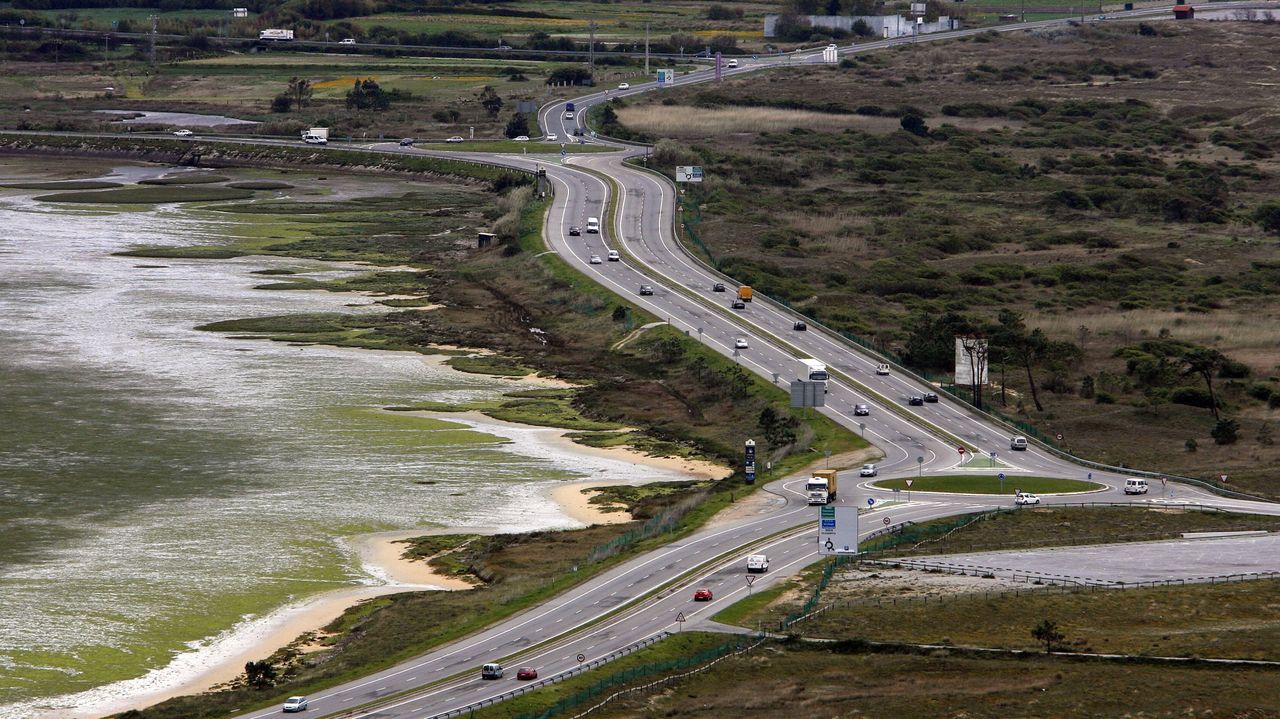 Vista del istmo de A Lanzada con los cuatro carriles de la carretera que comunica O Grove con el resto de la comarca
