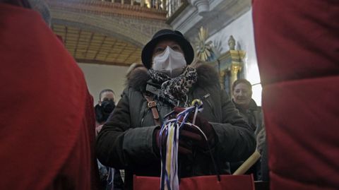 Una mujer cargada de cintas en la misa de San Blas que se celebró en la iglesia monfortina de A Régoa