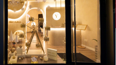 Escaparate de Yolanda �lvarez Concept Beauty, ganador del concurso navide�o de escapates de Gij�n 2025