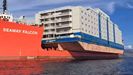 Los hoteles flotantes fondeados frente a Fisterra, de cerca
