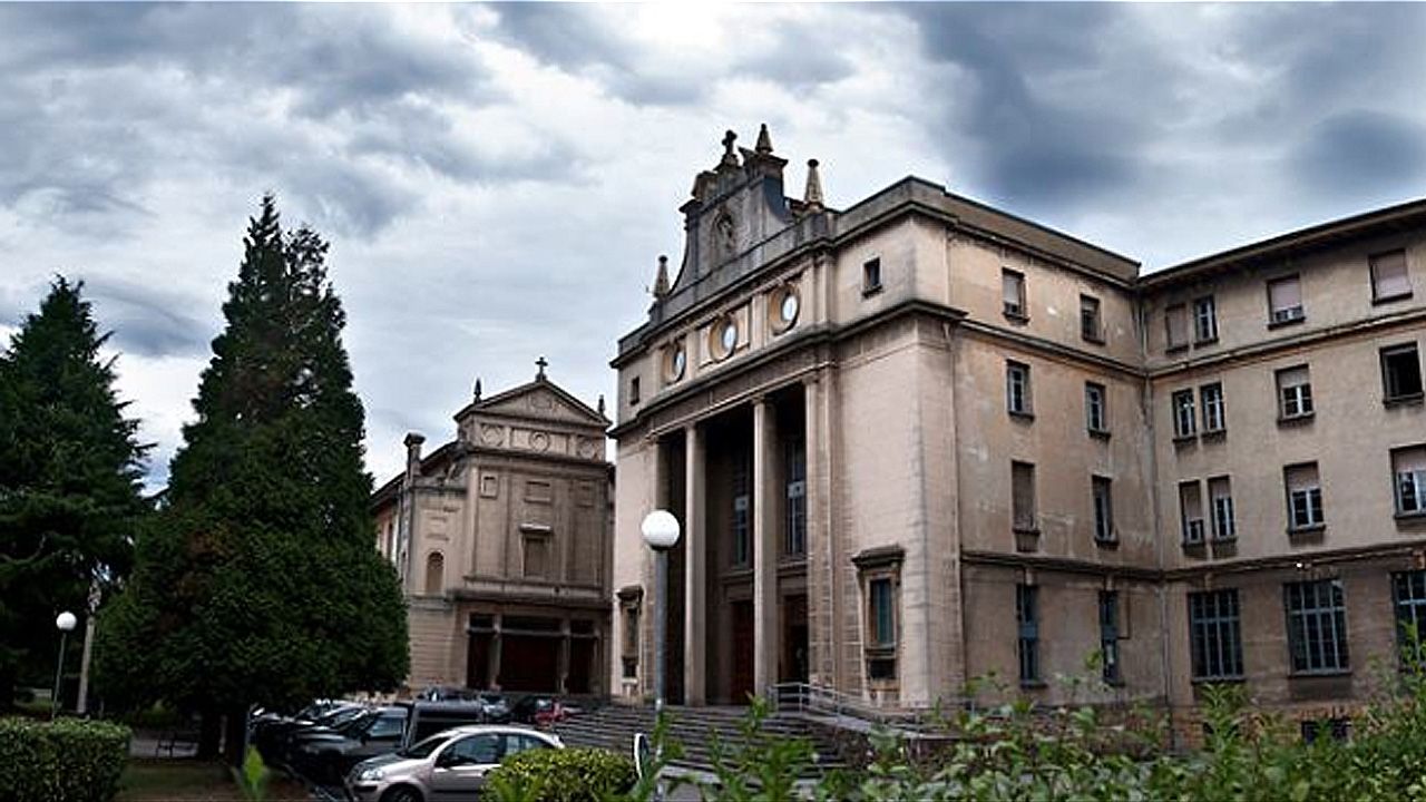 El salto de Yago Lamela que se convirti� en historia del deporte.Entrada principal del Seminario de Oviedo, un edificio poco conocido por los vecinos de la ciudad