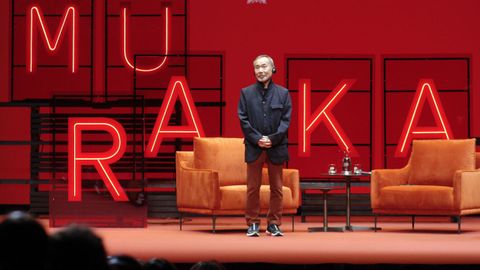Murakami confes en el teatro Jovellanos que quiz el hecho de que sus padres fuesen profesores de literatura japonesa alent su amor por los grandes novelistas de Occidente, porque quera estar lo ms lejos posible de lo que ellos hacan.