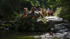 En Ribadavia, algunos disfrutaron de un baño en el río Brul, en Francelos