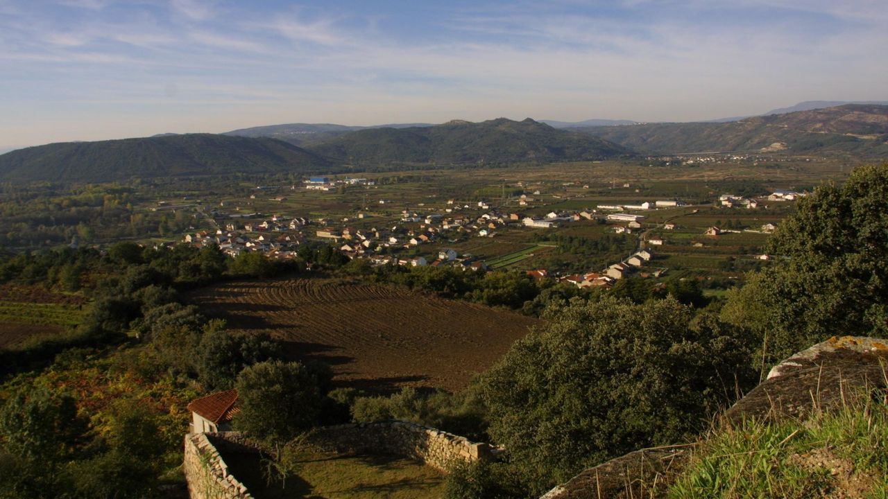 El Quijote, en azulejos en una casa de Ponte Caldelas.Sondeos con georradar en una investigacin arqueolgica en el escenario de la batalla de Repil, en la parroquia monfortina de Chavaga, realizada en el 2018