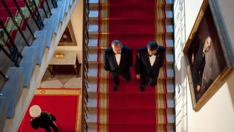 Descendiendo unas escaleras junto al presidente mexicano Calderón