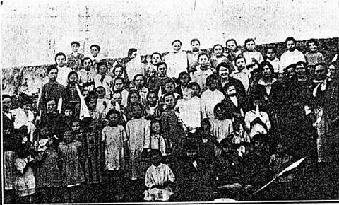 Alumnos de la escuela de Sardieiro con su maestra Carmen Daz, dcada de los aos 20 del siglo XX.