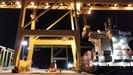 Descarga nocturna de contenedores en el puerto exterior de Ferrol. 