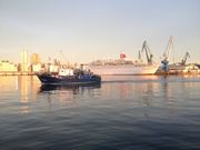 Un pesquero del cerco pasa al lado del crucero �Black Watch�, atracado en Calvo Sotelo Sur