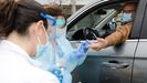 Sanitarios del centro de salud de Viveiro realizan la prueba del coronavirus a un hombre desde su coche