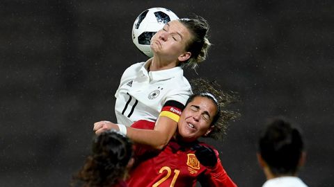 La jugadora de la selección femenina alemana de fútbol Alexandra Popp (arriba), pelea por el balón con la española Andrea Sánchez durante el partido amistoso que ambos equipos disputaron en el Steigerwaldstadion de Erfurt, Alemania.