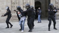 La Policía Nacional durante un simulacro de atentado en la Catedral de Santiago
