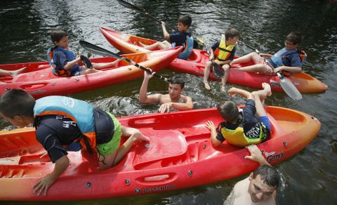 Los participantes en la escuela de verano de Ribadumia realizan actividades de todo tipo, hasta ir en kayak por el ro. 