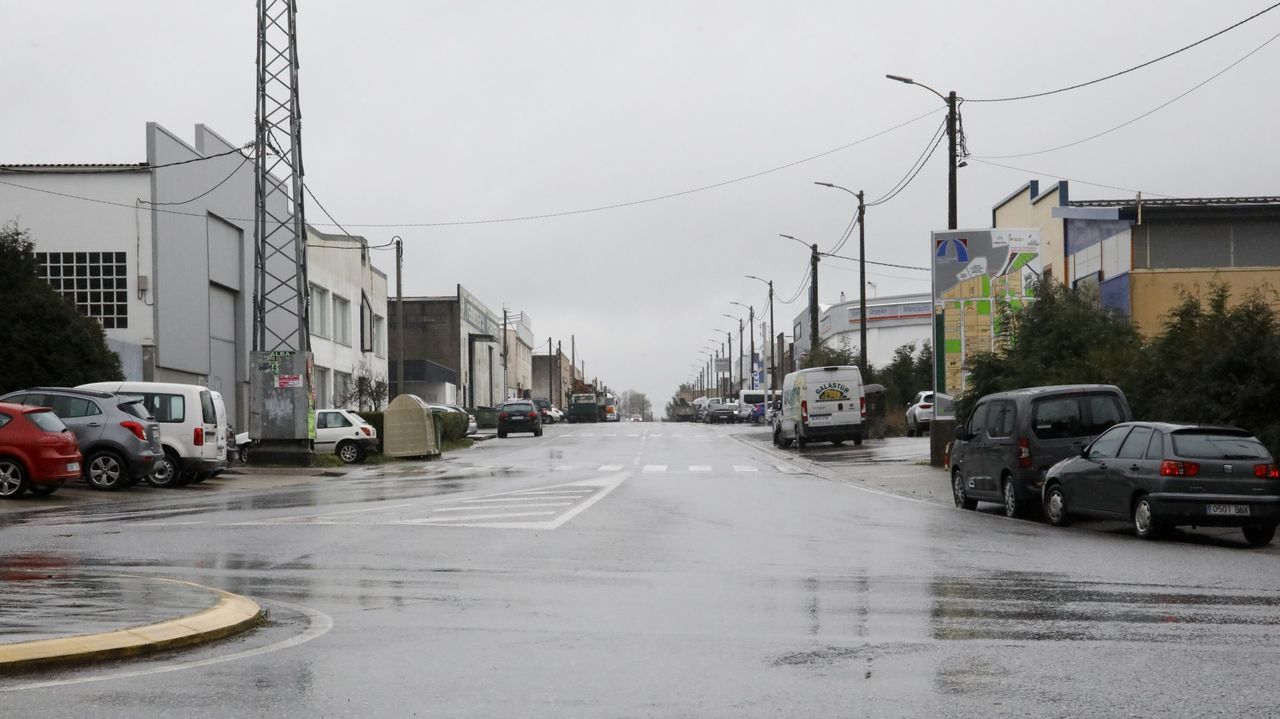 Primera nevada del invierno en la monta�a de Lugo.Imagen de una de las entradas al pol�gono de Vilalba.