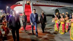 El presidente Pedro Snchez, y su esposa, Begoa Gmez, a su llegada a Bali para participar en la cumbre del G-20