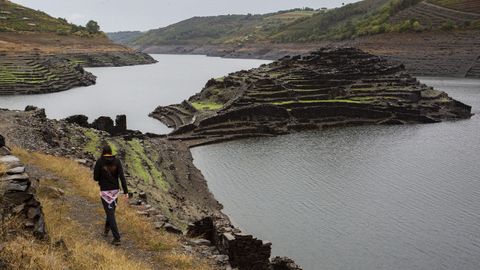La bajada del nivel del río Miño reabre el paso a Castro Candaz, en el embalse de Belesar