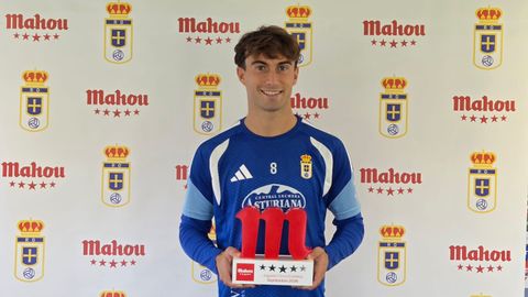 Mikel Goti, con el premio a mejor jugador de septiembre