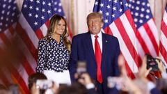 Trump y su esposa tras anunciar la candidatura en la madrugada del mircoles.
