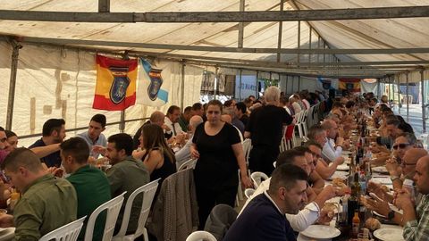 Más de 160 comensales asistieron en Santiago a la comida de confraternización organizada por la Agapol por los Ángeles Custodios. 