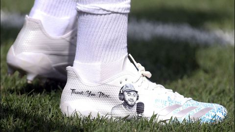 Detalle de las zapatillas del jugador de fltbol americano James Conner en recuerdo del rapero Mac Miller, fallecido a principios de mes