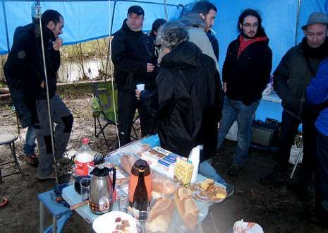 Los miembros de la plataforma improvisaron una lona para resguardarse de la lluvia.