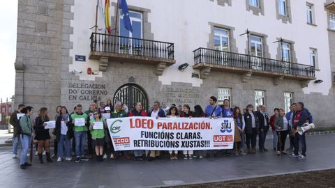 Representantes de los funcionarios de Justicia se concentraron este jueves ante la sede de la Delegación del Gobierno, en A Coruña.