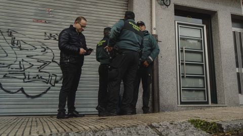 El alcalde de Maceda y varios guardias civiles ante la vivienda en la que fue tiroteado y herido un ganadero