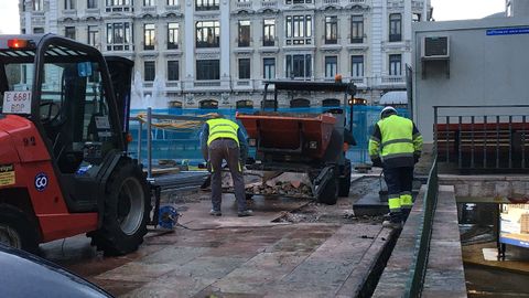 Los obreros, en las obras de la plaza de La Escandalera