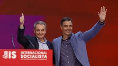 El presidente de Gobierno y secretario general del PSOE, Pedro Sánchez, junto a José Luis Rodríguez Zapatero, durante su participación la clausura del XXVI Congreso de la Internacional Socialista. 