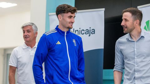 Álex Forés, en el centro, junto a Roberto Suárez y Agustín Lleida