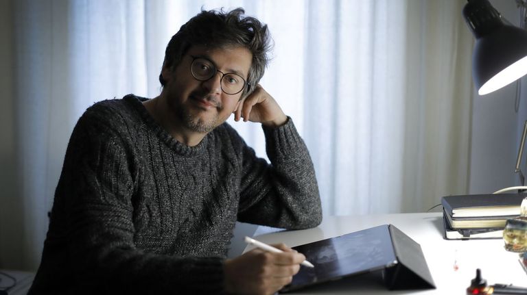 Martín Romero, retratado no seu estudio de traballo na Coruña.