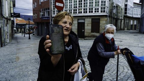 Una vecina de Maceda muestra el mensaje de alerta recibido en su móvil
