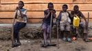 Varios niños descansando tras un duro día de trabajo en Congo.