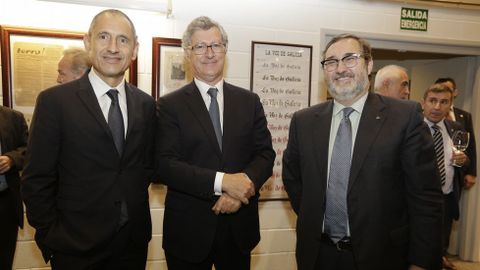 Arturo Dopico, de R, el notario Francisco Ordez Armn y Eduardo lvarez Naveiro, de Abanca. 