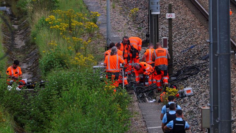 Al menos un muerto y trece heridos al chocar un tren de alta velocidad y un camión militar en Francia