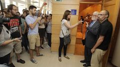 El rector de la Universidade da Corua, con los estudiantes a la entrada del Consello de Goberno
