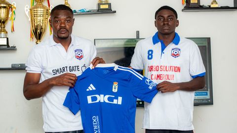 Jean Charles Ndo, a la derecha, con la camiseta del Real Oviedo