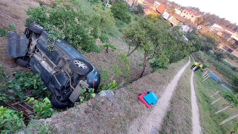 Los bomberos de O Carballiño y los GES de Ribadavia excarcelaron al conductor de un turismo en Toén