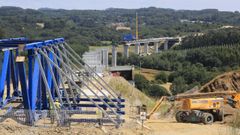 Se han instalado dos autocimbras en el viaducto de un kilmetro sobre el valle del Pambre, en Palas de Rei
