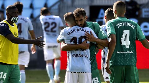 Borja Iglesias, abrazando a Aspas tras un Celta-Betis