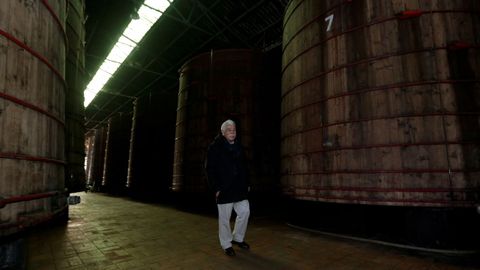 Juan Pascual supervisa las instalaciones donde se almacena el vinagre en grandes barricas