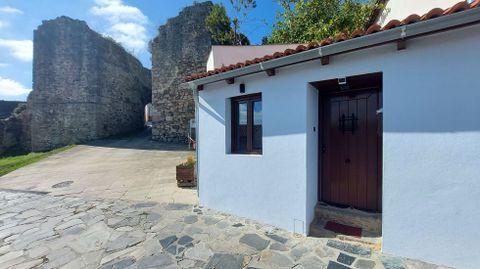 Casa rehabilitada para uso turístico en las proximidades de la Porta Nova, que daba acceso al burgo medieval
