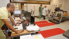 La unidad de rehabilitación cardíaca del Hospital Clínico de Santiago, con los doctores Carlos Peña Gil y José Ramón González Juanatey, que participan en el estudio